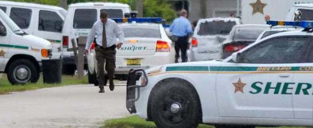 Los policías del condado de Brevard al encontrar los cadáveres en el patio y el interior de la vivienda.
