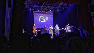 Con un poco más de 20 años de trayectoria en la escena artística, la banda Puaj! se presentará este viernes en el espacio cultural. Será desde las 20.