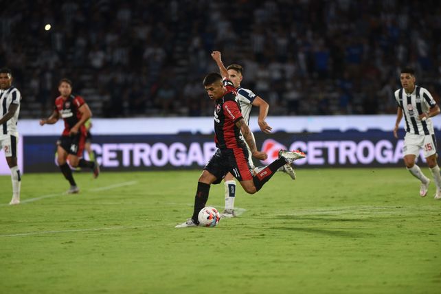 Nicolás Castro prepara la zurda para el primer gol ante Talleres. Newells ganó 2 a 1.