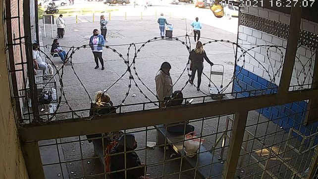 Las cámaras de la entrada a la cárcel de Piñero captaron la salida de dos mujeres con carros cargados