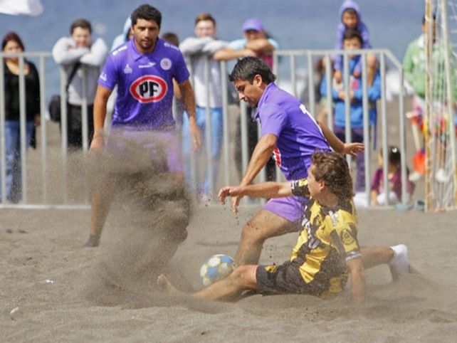Descomunal pelea entre barras en un partido de fútbol playa