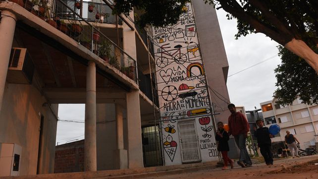 Los murales transforman un Fonavi en una galería urbana a cielo abierto