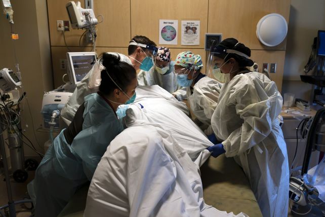 Pacientes de Covid en una sala de terapia en Los Angeles.