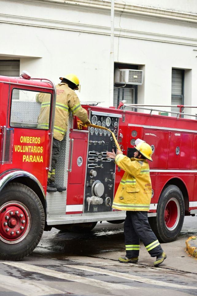 Impactantes fotos del incendio en la escuela Rivadavia