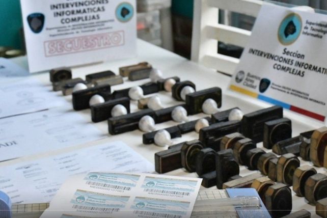 Los títulos universitarios y secundarios falsos eran vendidos a través de Mercado Libre.