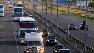 El éxodo de turistas hacia la Costa Atlántica Bonaerense es incesante por la autovía 2