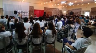 La presentación del libro Sembrando Memoria se realizó ante los alumnos de 4º y 5º año de las ecuelas secundarias de Sastre.