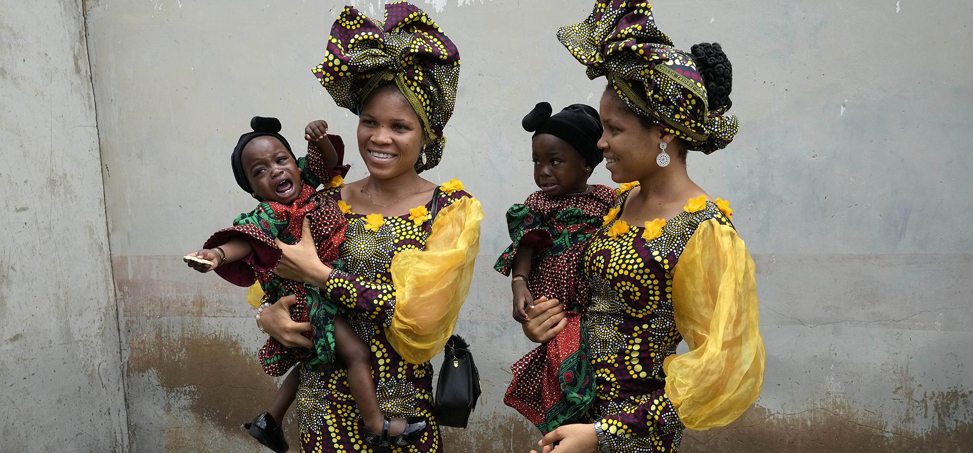 Las mellizas Oladapo Taiwo, a la izquierda, y Oladapo Kehinde, de 21 años, posan para fotografías con mellizos de un pariente durante el festival anual de mellizos en Igbo-Ora, suroeste de Nigeria, el viernes 14 de octubre de 2022. La ciudad celebra el festival anual de gemelos y nacimientos múltiples.