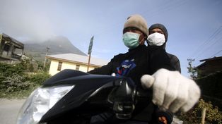 Dos muertos y 18 mil evacuados por la erupci&oacute;n de un volc&aacute;n en Indonesia