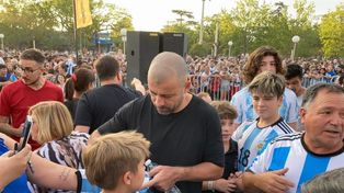 Una multitud recibió a Walter Samuel, en el playón del ferrocarril. Y el ayudante de Scaloni agradeció.