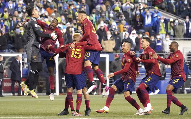 Los jugadores del Real Salt Lake festejan después de derrotar a los Seattle Sounders durante una tanda de penaltis en un partido de fútbol de primera ronda de playoffs de la MLS el martes 23 de noviembre de 2021.
