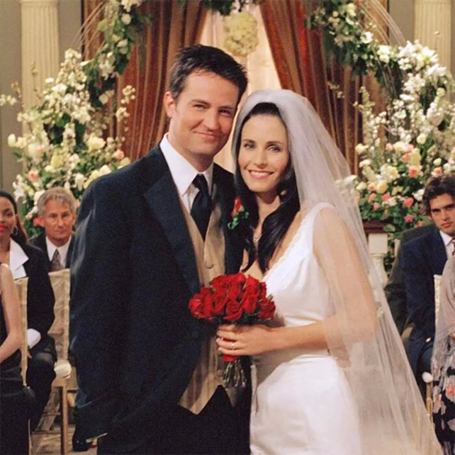 Matthew Perry y Courteney Cox en la serie Friends.