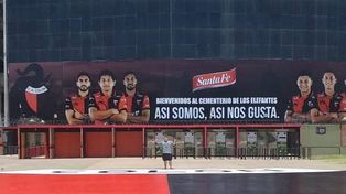 Polémica por la sigla que apareció bajo la nueva pintura del escudo