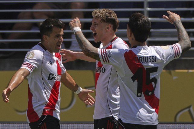 Colidio anotó el primero de River y lo saludan Acuña y Driussi.&nbsp;