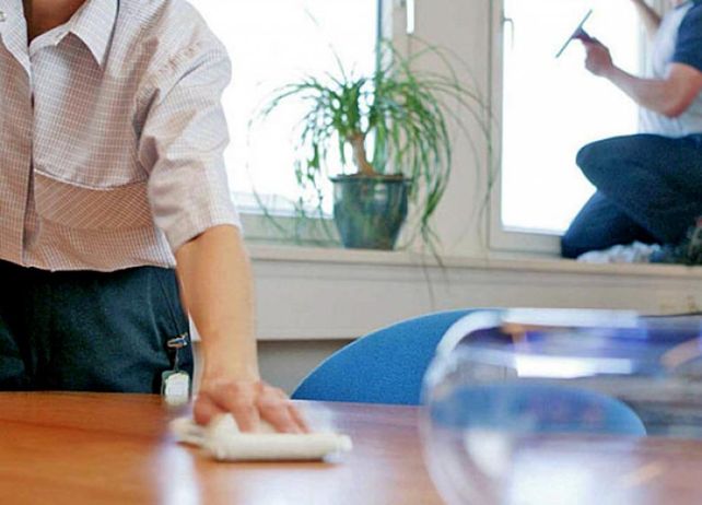 Los empleadores de personas que trabajan en casas particulares deberán pagar más aportes