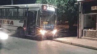 Medidas extremas: colectivo rompió la punta de eje y casi se mete en una casa