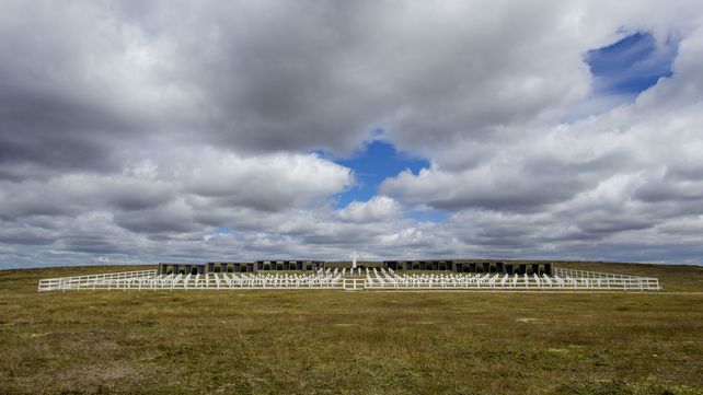 Un plano desplegado del cementerio de Darwin, donde descansan los restos de 237 combatientes argentinos. 