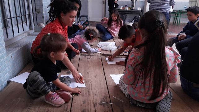 Les niñes pintando en los talleres.&nbsp;