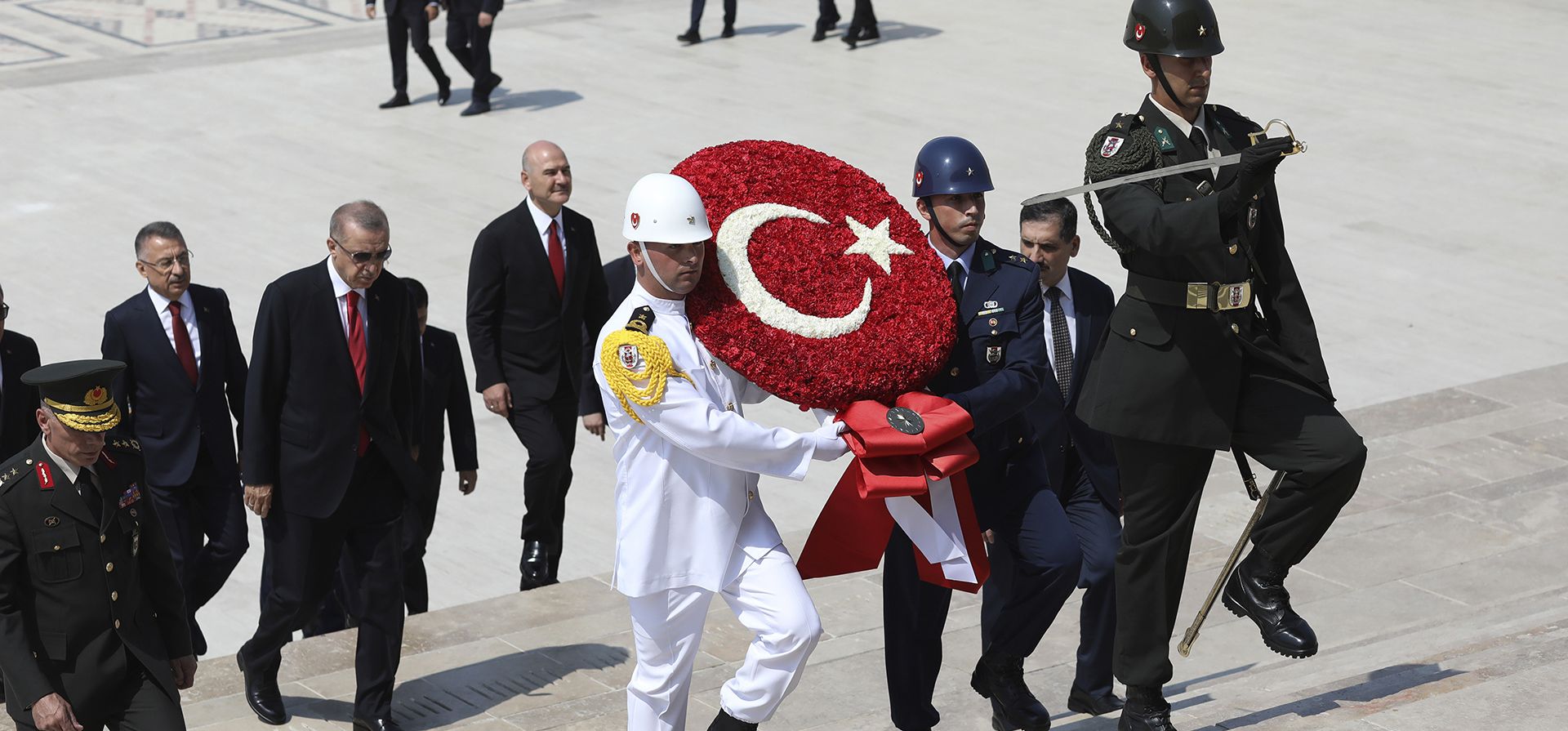 El presidente de Turquía, Recep Tayyip Erdogan, tercero a la izquierda, ministros y comandantes del ejército siguen una guardia de honor en el mausoleo del fundador de Turquía, Mustafa Kemal Ataturk, antes de una reunión del Alto Consejo Militar en Ankara, Turquía, el jueves 4 de agosto de 2022.