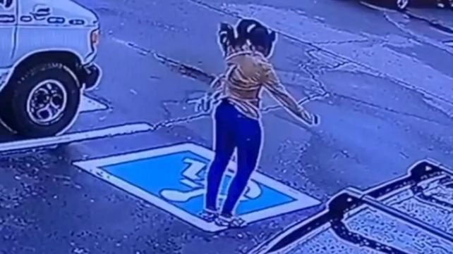La reacción de la joven hizo estallar las redes sociales.