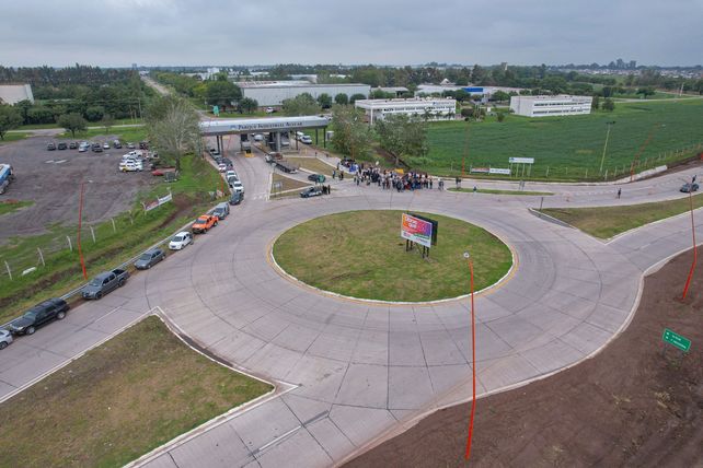 {altText(<p>La nueva rotonda se construy{o teniendo en cuenta la seguridad vial y lograr una mejor transitabilidad para el sector productivo del Parque Industrial de Alvear.</p>,Inauguraron la rotonda del Parque Industrial de Alvear y firmaron el convenio para pavimentar Piedrabuena)}