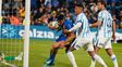 Mucho trabajo del VAR en Central-Racing para avalar al asistente y corregir al juez principal