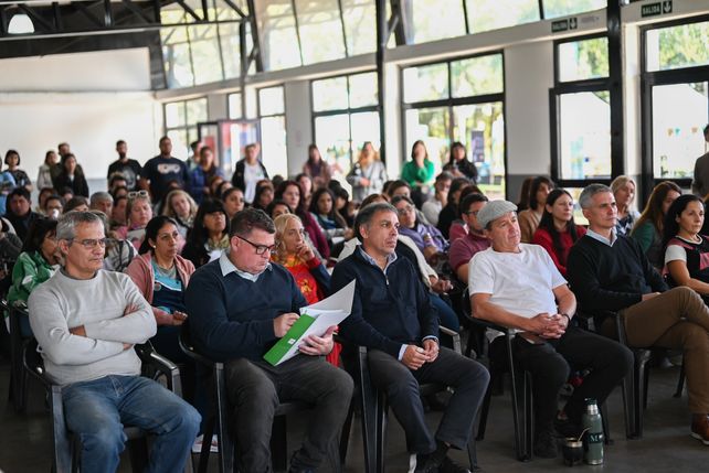 Villa Gobernador Gálvez lanzó La Muni en tu escuela e inauguró aulas junto al gobierno santafesino