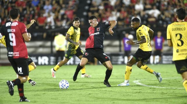 Alejo Montero se lesionó durante la práctica de Newells y deberá permanecer afuera por varios meses.