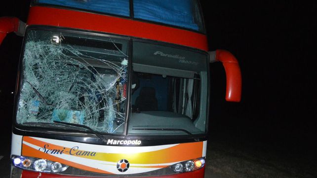 Murieron una mujer y su hijo atropellados por un micro en Monigotes