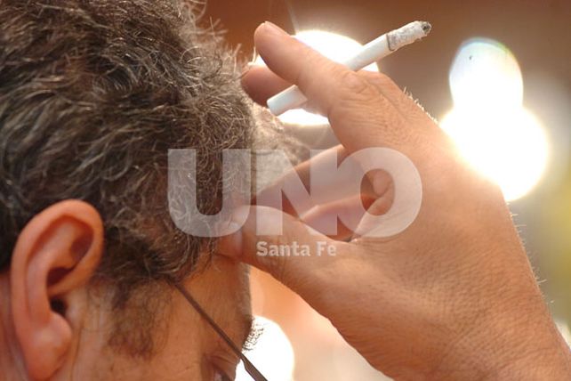 Las multas por fumar en sitios públicos arrancarán desde los $1.400