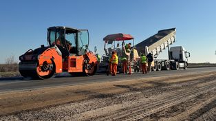 Ya se repavimentaron rutas claves como la 94 y el tramo Hughes–Labordeboy, y avanza a buen ritmo la intervención sobre la ruta 90, con su respectiva rotonda.