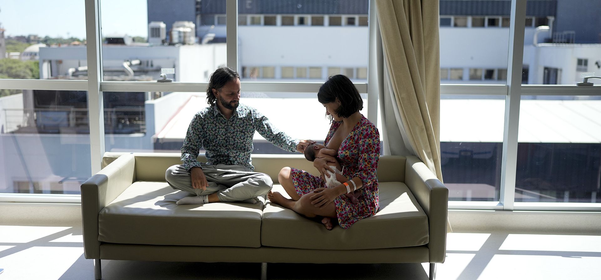 Maxim Levoshin acompaña a su esposa Ekaterina Gordienko mientras amamanta a su bebé recién nacido llamado Leo, en Buenos Aires, Argentina, el sábado 18 de febrero de 2023. Gordienko y Levoshin llegaron a la capital argentina en diciembre. Un estudio realizado por agentes de inmigración basado en entrevistas con 350 rusos recién llegados concluyó que la mayoría son profesionales casados y en gran parte acomodados que tienen trabajos remotos en finanzas y diseño digital o viven de los ahorros. (Foto AP/Natacha Pisarenko)