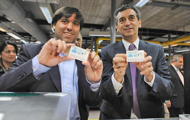 Flamante. El nuevo modelo de DNI presentado por Bossio y Randazzo.