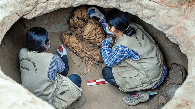 Hallaron una momia de un joven atado en Perú