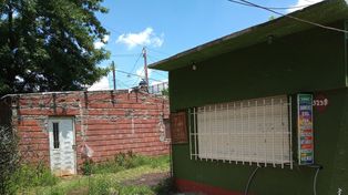 Objetivo errado. En Lima al 3200 una mujer fue baleada en un quiosco y el blanco era la casa contigua en la que hasta hace 3 años vivieron familiares del matador de Javier Ojeda.