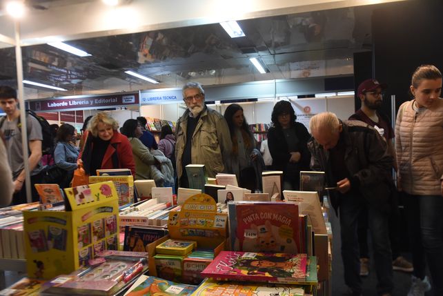 Dos últimos días de la Feria del Libro: tiempo de escritoras, futboleros y políticos