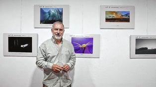 Distinción. Eduardo Di Fiore con su foto ganadora de la categoría Pequeños Mundos que retrata a una araña cangrejo sobre una flor.