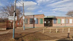 Una nota con amenazas contra el gobernador Maximiliano Pullaro fue hallada en la puerta del Jardín de Infantes Los Zorzales en White al 7600. Las autoridades desobligaron a los chicos.