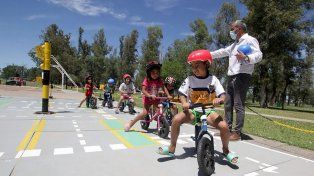 Los chicos pueden aprender educación vial jugando con un adulto.