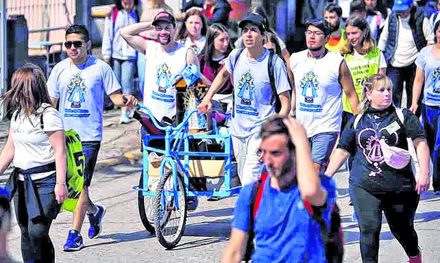 Peregrinos de todo el país caminaron hasta Luján