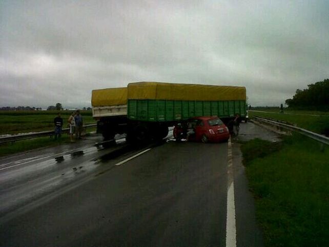 Así quedó el auto al chocar con el camión en la mano hacia Capital. (Fuente: @Alertas Tránsito)