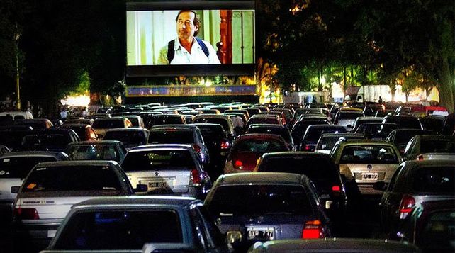 Inauguran el primer autoteatro de la Argentina