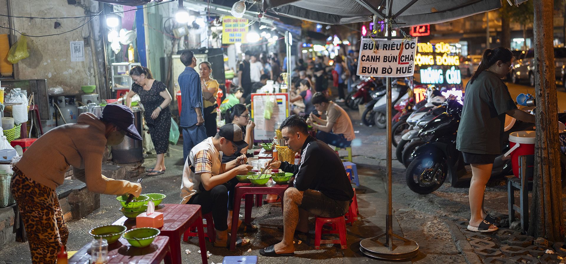 La gente cena en una acera en la ciudad de Ho Chi Minh, Vietnam, el jueves 11 de enero de 2024. (Foto AP/Jae C. Hong) La gente cena en una acera en la ciudad de Ho Chi Minh, Vietnam, el jueves 11 de enero de 2024. (Foto AP/Jae C. Hong)