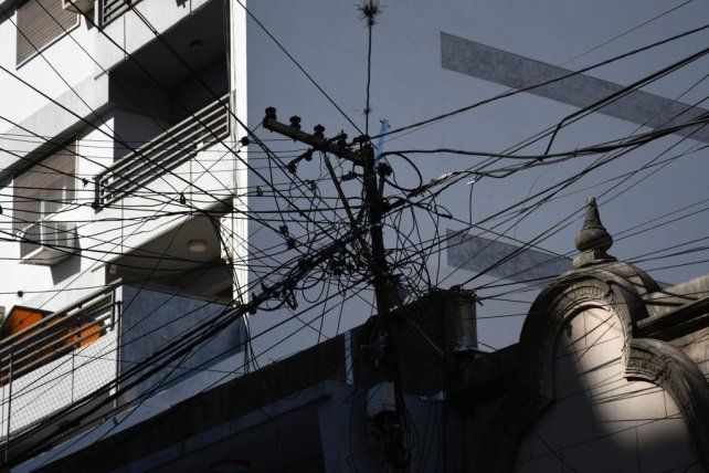 Limpieza visual en la peatonal santafesina: retiran cables en desuso y avanzan hacia el soterramiento