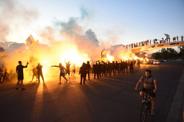 Los hinchas de Rosario Central armaron una tumultuosa previa en el Parque Alem