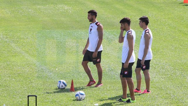 Almada busca su posibilidad en una posición que no le es natural.&nbsp;