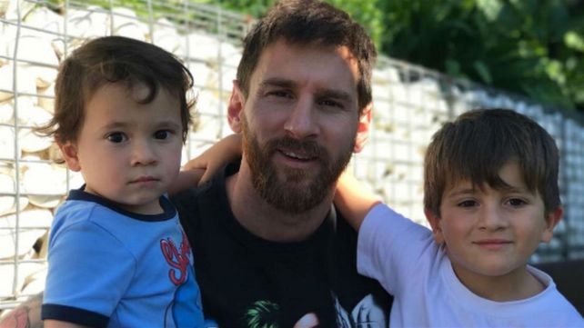 Herencia en brazos. Messi llegó a Barcelona y se reencontró con su mujer y sus hijos Thiago y Mateo.
