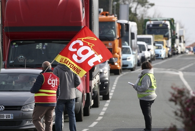 Un piquete sindical en una ruta del sur de Francia. Las protestas se iniciaron en enero y al parecer continuarán. Macron apuesta al cansancio de la población con las huelgas y acciones callejeras.