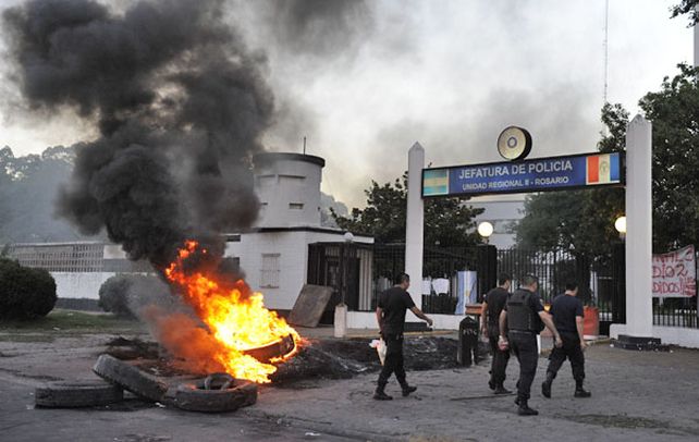 Tensión. La Jefatura rosarina fue sitiada por los manifestantes y sus familiares a lo largo de tres largos días. (foto: Celina Mutti Lovera)