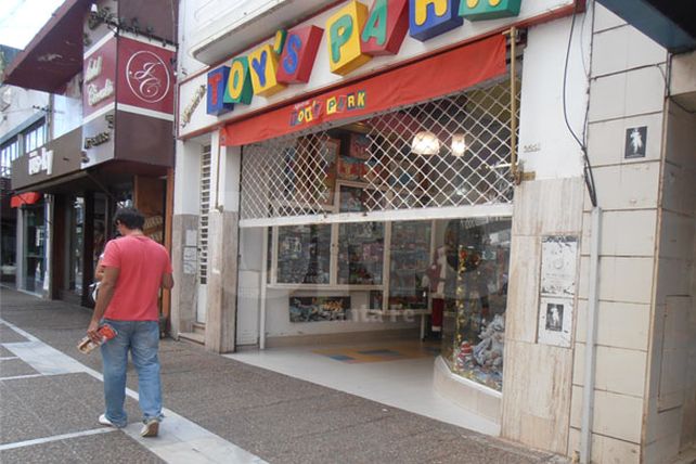 Tras un lunes de persianas bajas y vidrieras tapadas, abre el comercio